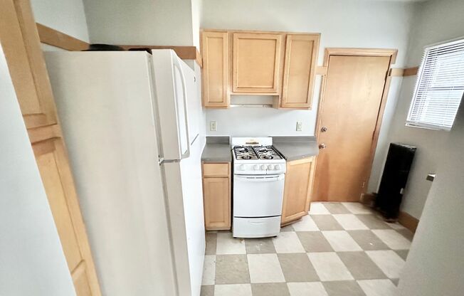 2 beds, 1 bath, $1,160, Unit 04