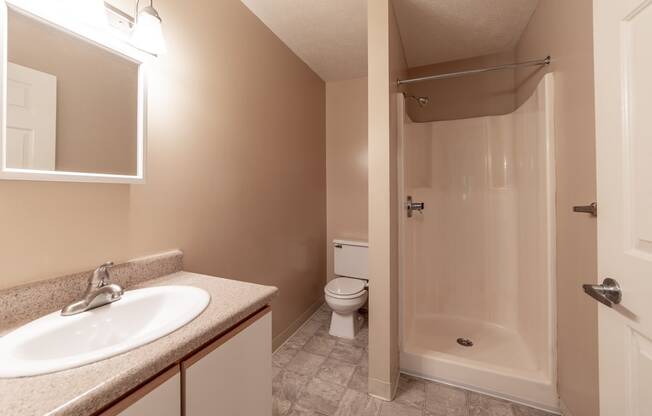 Luxurious Bathrooms at Bradford Ridge Apartments, Bloomington, 47403