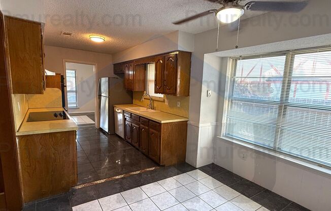 AVAILABLE NOW!!! Beautiful 3/2/2 house located in the desirable DeSoto area