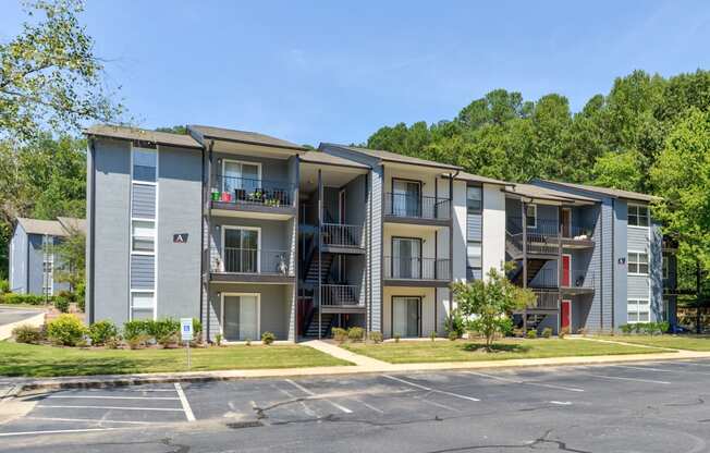 exterior view at the falls at rolland park apartments