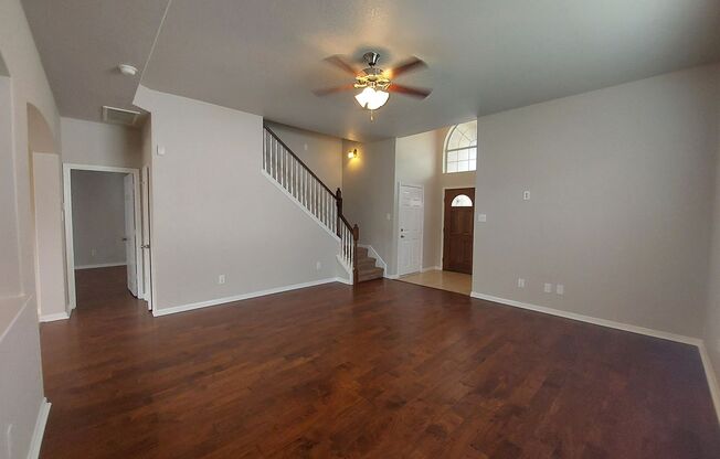 Lovely 4 Bedroom Home with Master Downstairs-Easy Access to I-35