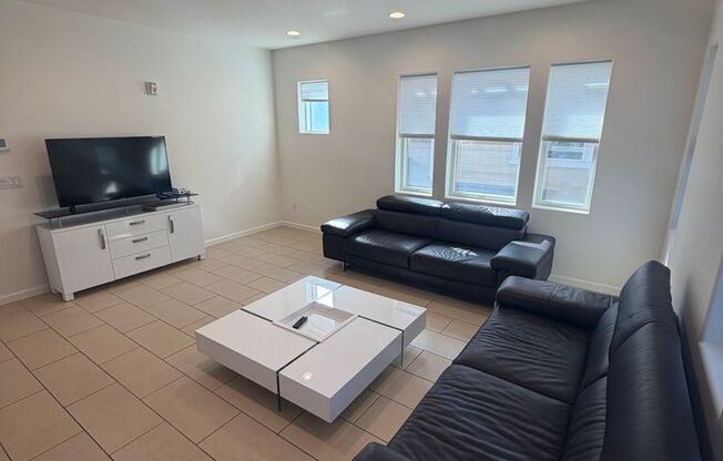 Turnkey Elegance: Fully Furnished Executive Home at 401 S Hummingbird