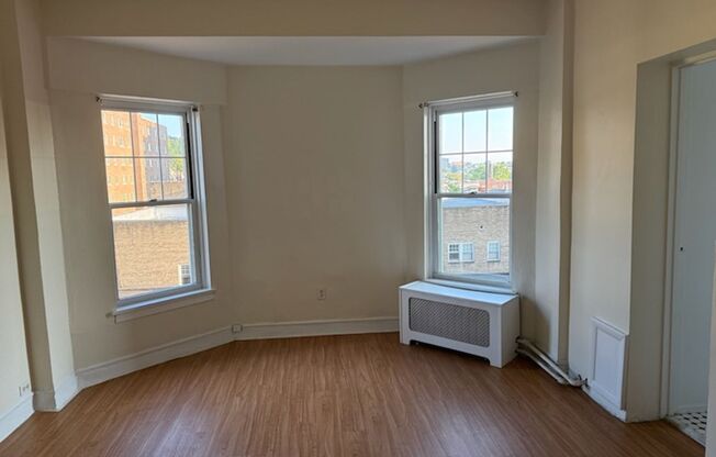 Studio, 1 bath, 295 sqft, $1,275, Unit Old King Edward 571