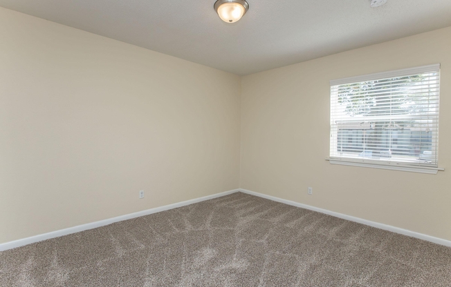 2 beds, 1 bath, 715 sqft, $918