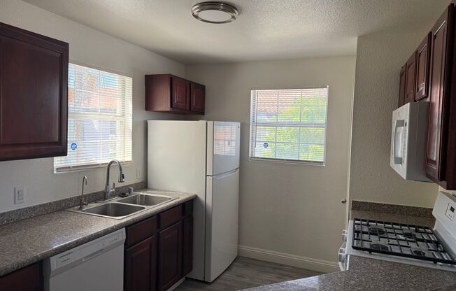 Beautiful 2-Bedroom Condo with Fireplace & Community Pool Near Cheyenne Freeway