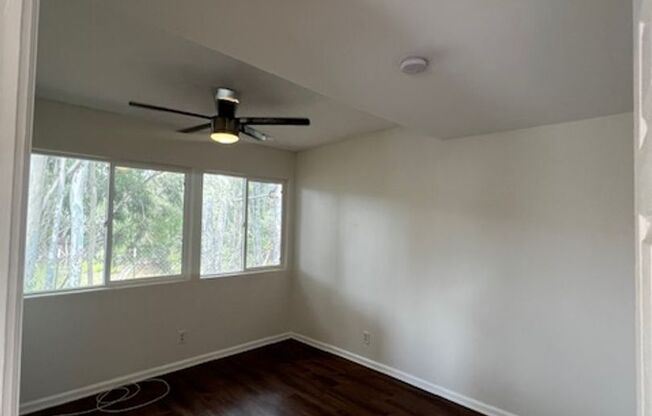 3 beds, 1 bath, $2,500, Unit B