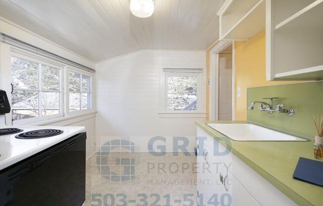 Charming 2 Bedroom Apartment Available in Milwaukie - Private Fenced-In Yard!