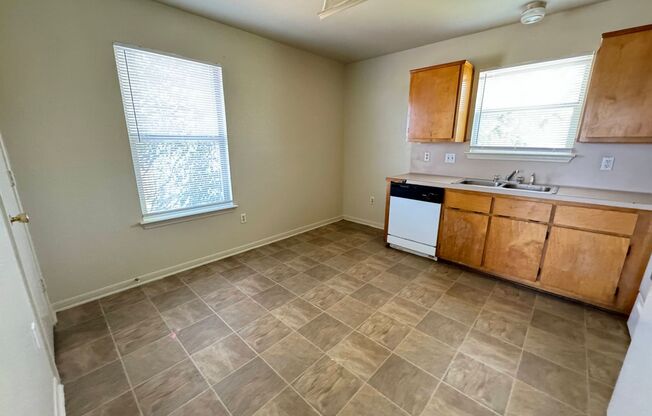 2 beds, 1 bath, 895 sqft, $700