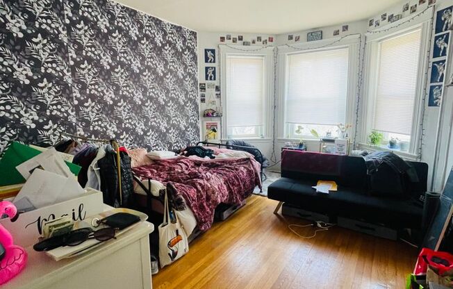 3 beds, 1 bath, 784 sqft, $3,900, Unit 14P-11