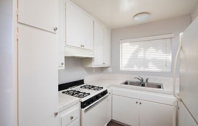 La Mesa 1 Bed/1 Bath - Beautiful Community w/ Parking, Picinic Areas and More!
