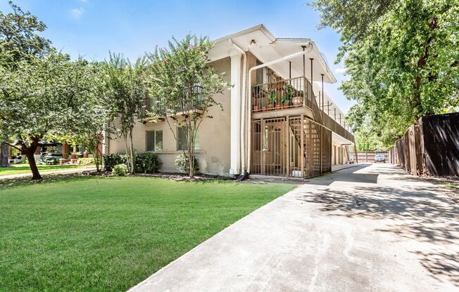 2 Bedroom, 2 Bath Apartment in Munger Place!