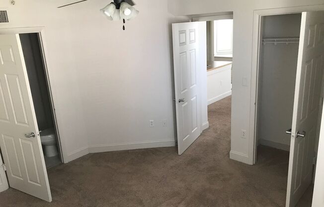 2 beds, 2 baths, 840 sqft, $1,979, Unit 4-0502