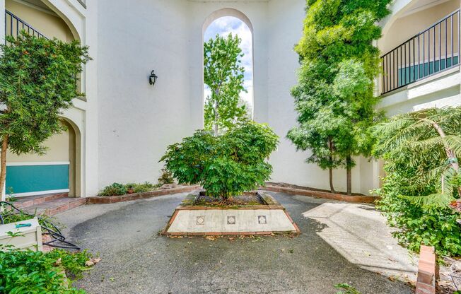 Top Floor Unit - Balcony - Elevator Access - Community Pool & Tennis Court