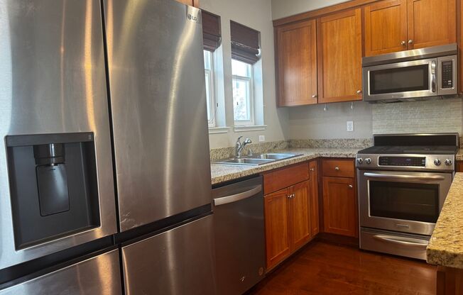 Bright, Meticulously-Maintained Mountain View Townhome – Adjacent to Sierra Vista Park