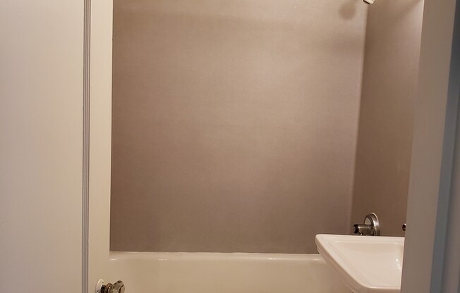 Studio, 1 bath, 350 sqft, $1,275, Unit Unit 01