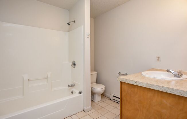 2 beds, 1 bath, 980 sqft, $925, Unit 1666 S. 15th Ave W