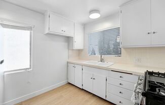 303 California Ave, 3 blocks to the beach, North of Wilshire!