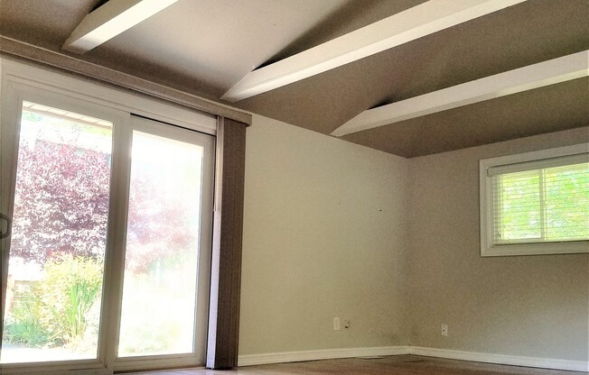 Gorgeous well maintained 4 bed house available in Clyde Hill/Bellevue downtown!