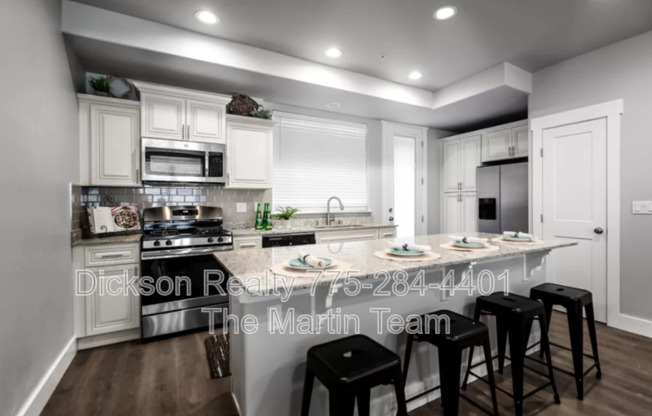 750 BLUFFS CT