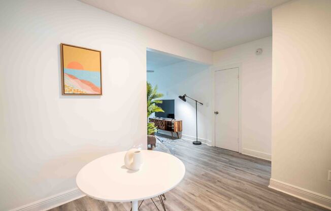 2 beds, 1 bath, 800 sqft, $2,000, Unit 14