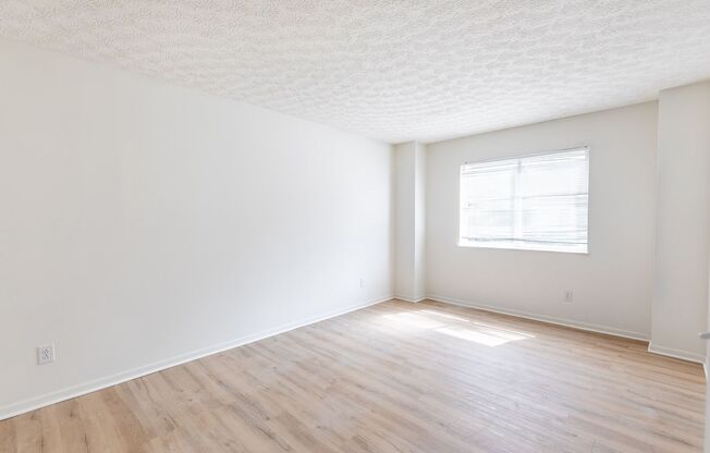 2 beds, 1 bath, 940 sqft, $1,375, Unit 05/01/8565