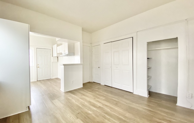 543 W 16 ST