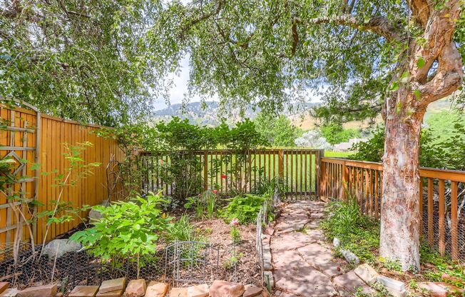 Gorgeous Wonderland Hills Townhome. Private Back Deck Accesses Open Space