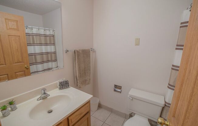 2 beds, 2 baths, 890 sqft, $910, Unit 2571-209