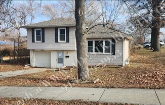 Beautiful House in South KC-Available NOW!!