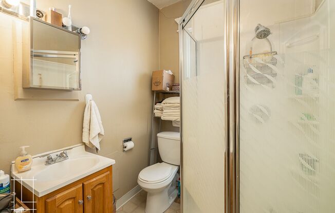 1 bed, 1 bath, $1,010, Unit 426 King Ave Apt. 201