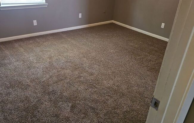 2 beds, 1.5 baths, 1,150 sqft, $995, Unit J01