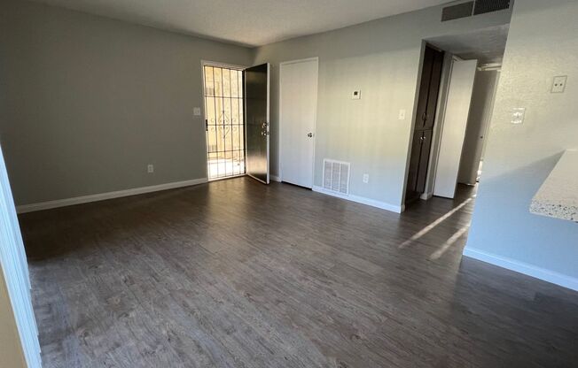 2 beds, 1 bath, 950 sqft, $1,515, Unit 37