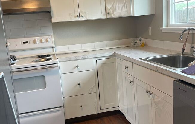 2 beds, 1 bath, 945 sqft, $1,575, Unit 054