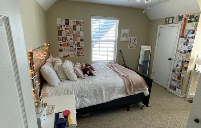 College Station - 4 bedroom / 2 bath / 2 story home near TAMU campus