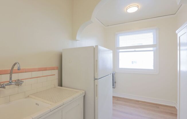 Lovely, light filled studio with lots of closet space. (171 Montecito Ave #206)