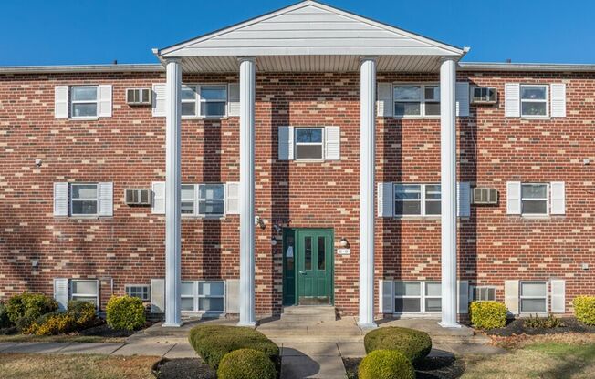 2 beds, 1 bath, $1,725, Unit D1