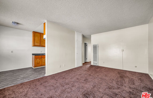 1095 W 39 ST