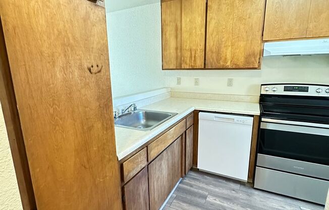 2 beds, 1 bath, $1,300, Unit Apt 16