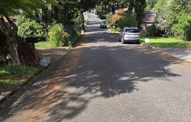 Large 10k ft Lot! 3 br 2 bth, 2 family rooms, grassy backyard~