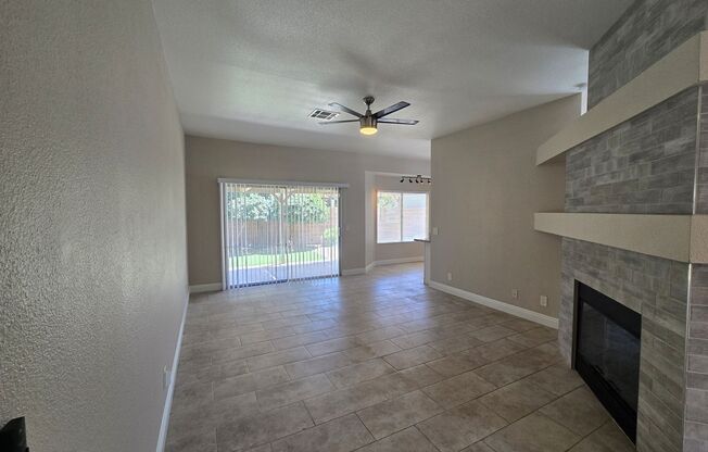 A Fabulous 4 Bedroom Single Story Home at the Lakes