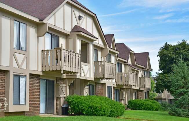 a row of townhomes with balconies at Beacon Hill and Great Oaks Apartments, Illinois
