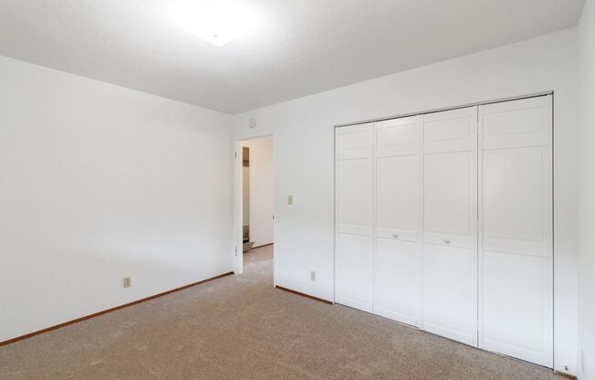 2 beds, 1 bath, $2,300, Unit E