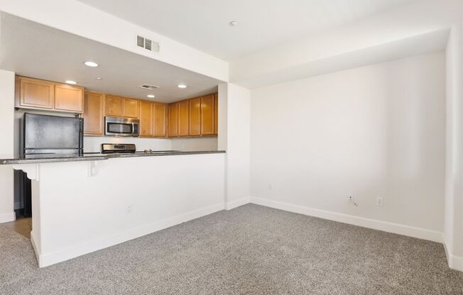 1 bed, 1 bath, 812 sqft, $2,165, Unit 1014