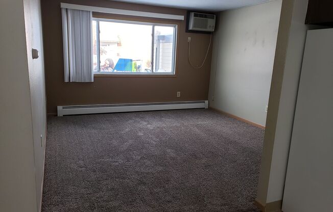 2 beds, 1 bath, $800, Unit 9