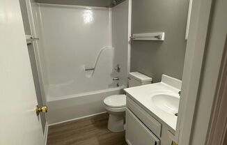 2 beds, 1 bath, $1,195, Unit 2724 White Oak Lane