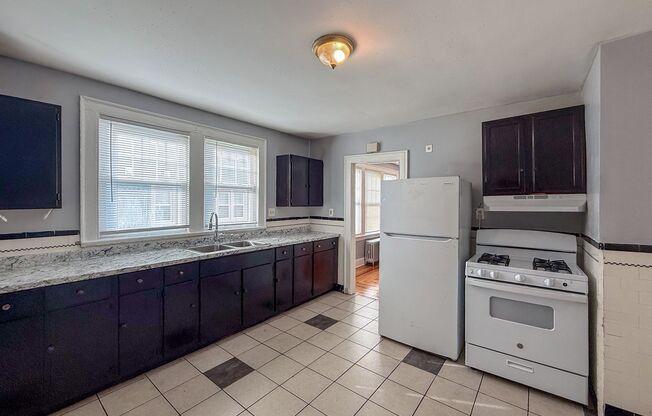 2 beds, 1 bath, 574 sqft, $1,995, Unit 257 Sheffield Ave Unit 1