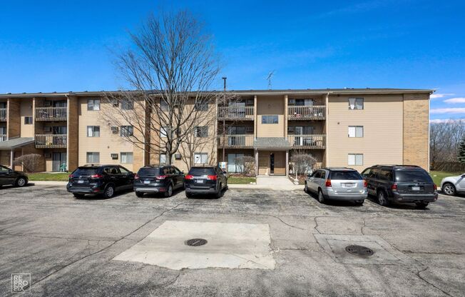 Gorgeous 2 Bedroom Condo located in Crystal Lake!