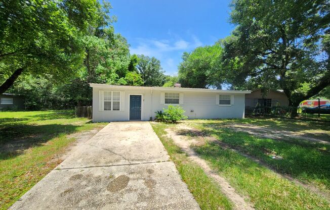 2 Nevada Cir Pensacola. MOVE IN SPECIAL: HALF OFF first full month of rent!!!