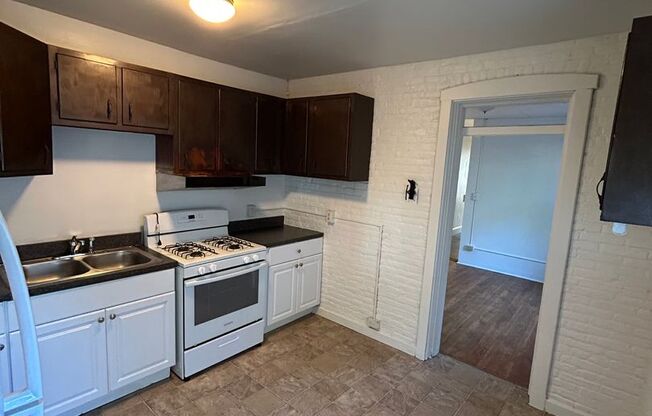 4 beds, 1 bath, $1,295, Unit Apt 2