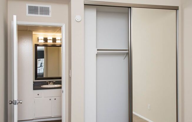 2 beds, 1.5 baths, 990 sqft, $2,395, Unit 242